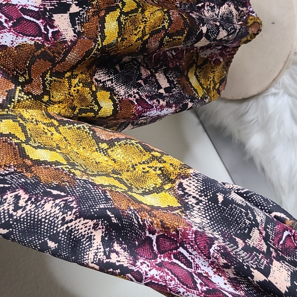 Blouse Size Medium Red Burgandy Black Animal Print Career Dressy Office Workwear - Picture 3 of 5